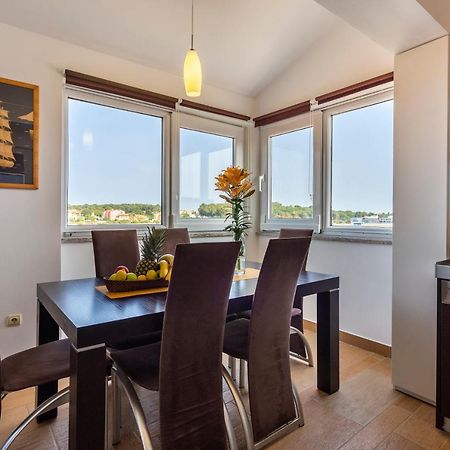 Apartman Ember Pula Buitenkant foto