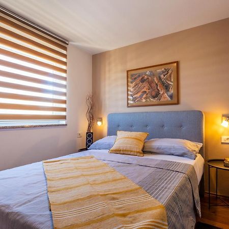 Apartman Ember Pula Buitenkant foto