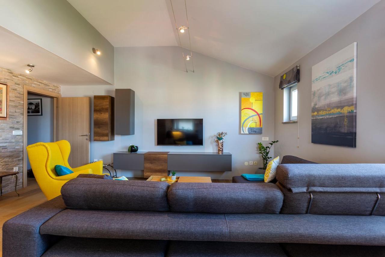 Apartman Ember Pula Buitenkant foto