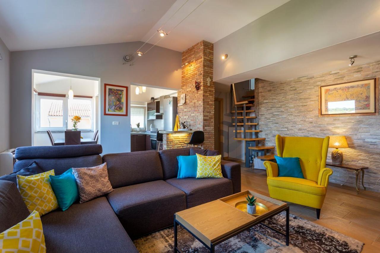 Apartman Ember Pula Buitenkant foto