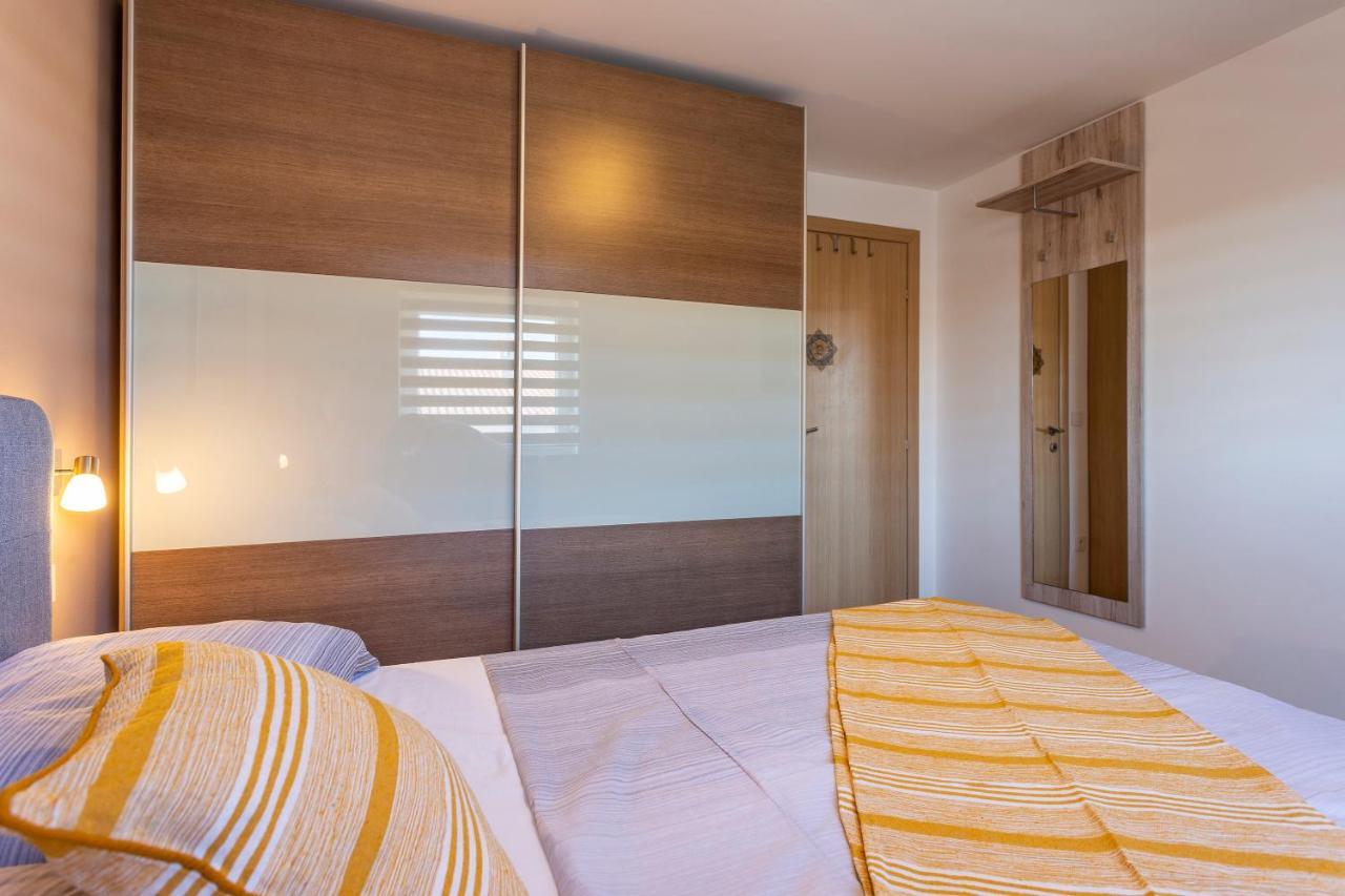 Apartman Ember Pula Buitenkant foto