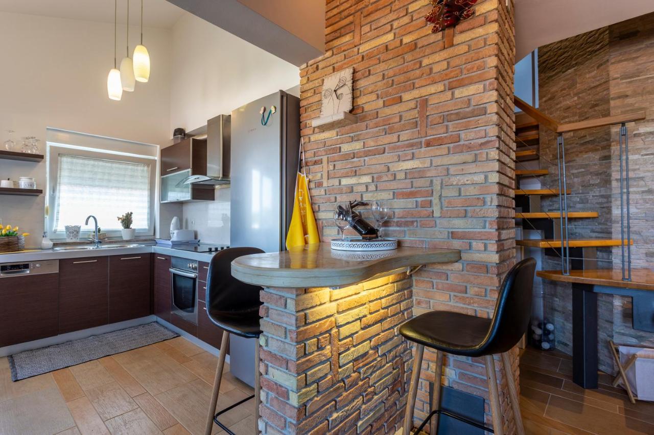 Apartman Ember Pula Buitenkant foto