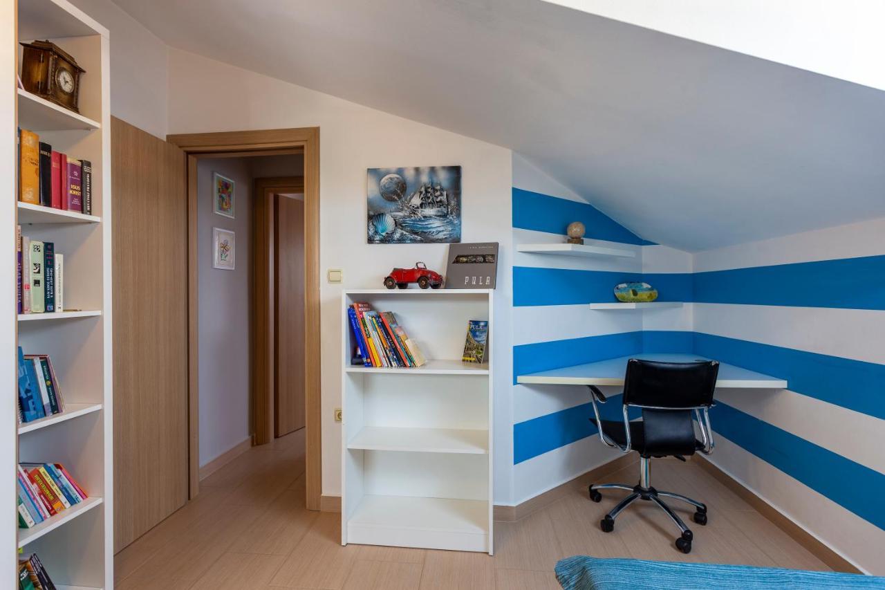 Apartman Ember Pula Buitenkant foto