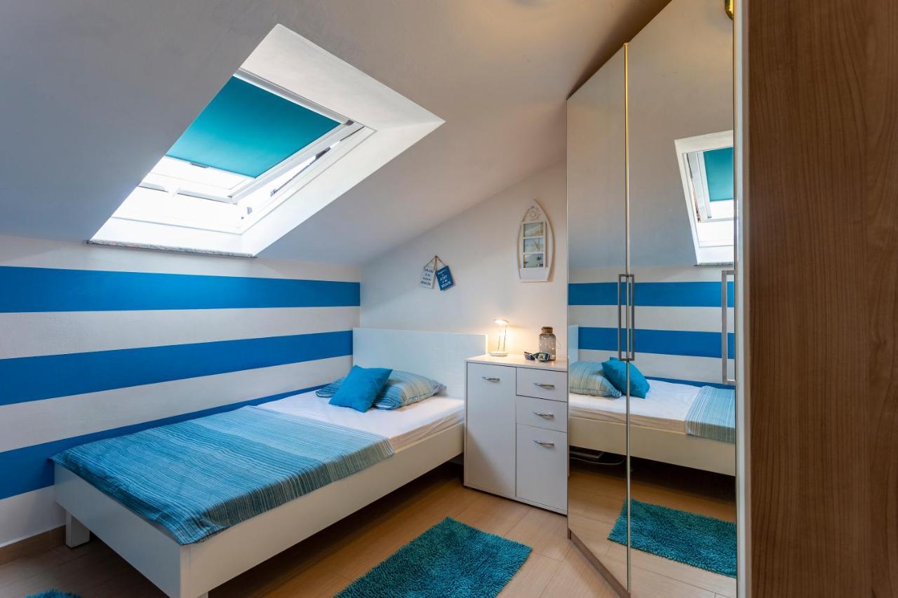 Apartman Ember Pula Buitenkant foto